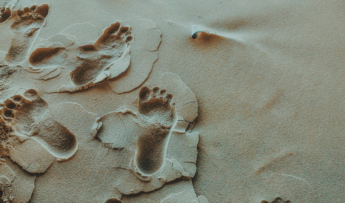 pexels-min-an-723997 footprints