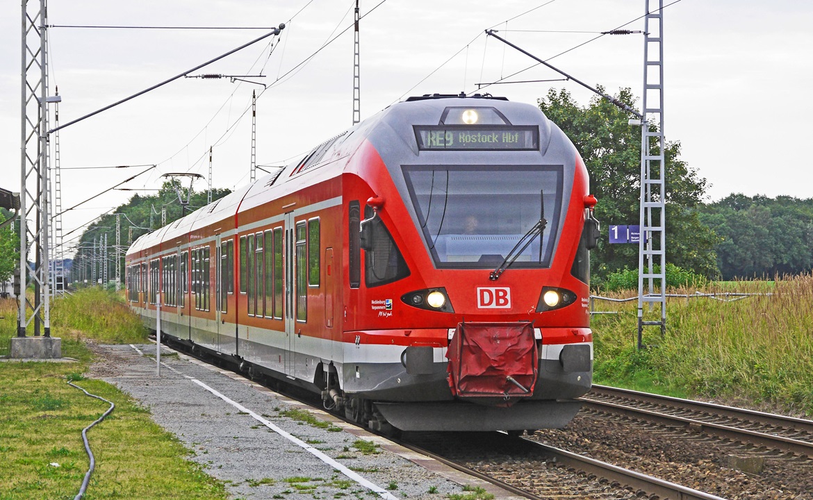 pexels-pixabay-159148 train on tracks