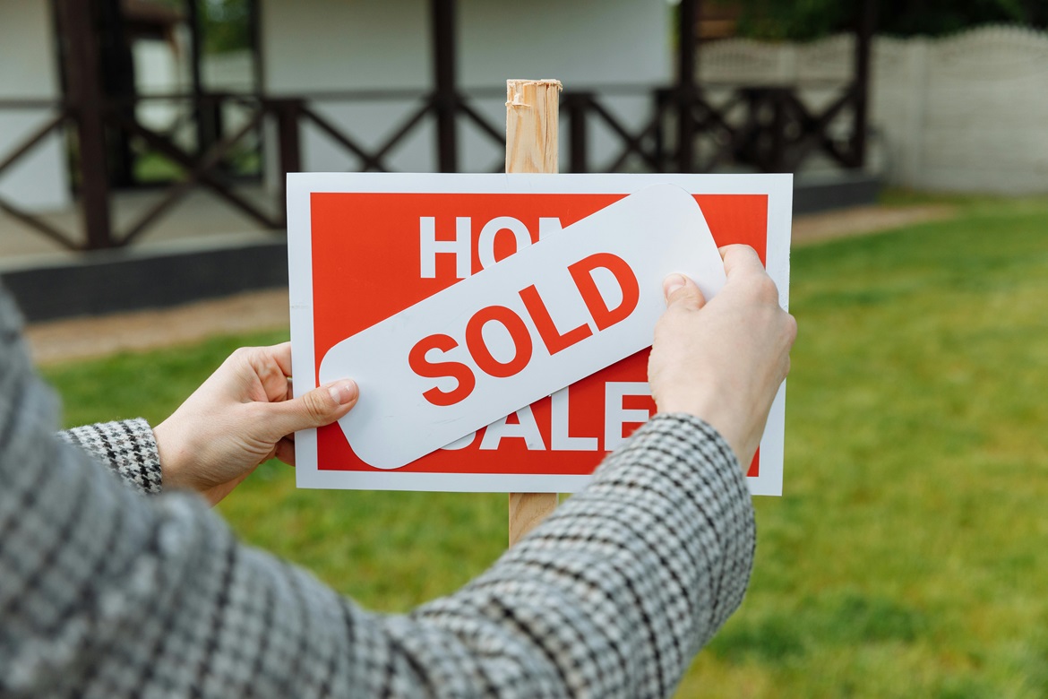 pexels-thirdman-8470803 Sold sign