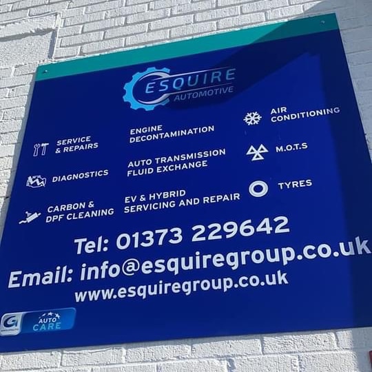Esquire Automotive Logo