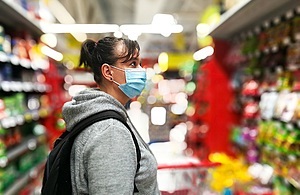 s300_lady_in_shop_wearing_facemask