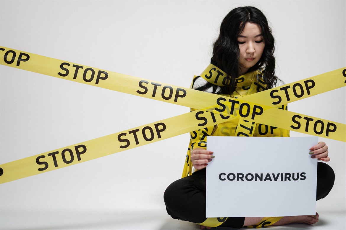 woman-holding-sign-3951602